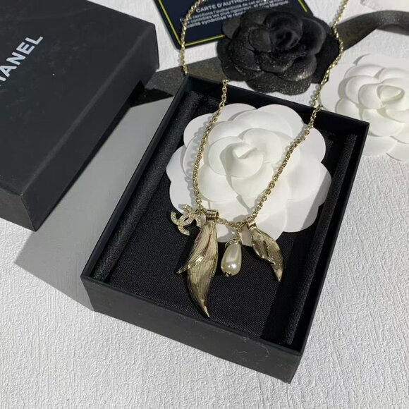 CHANEL Leaf & Pearl Pendant Necklace with CC Logo - Picture 6 of 6